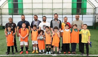 Küçükçekmece’de Renkli Maç: Babalar ve Oğulları Futbol Heyecanı Yaşadı